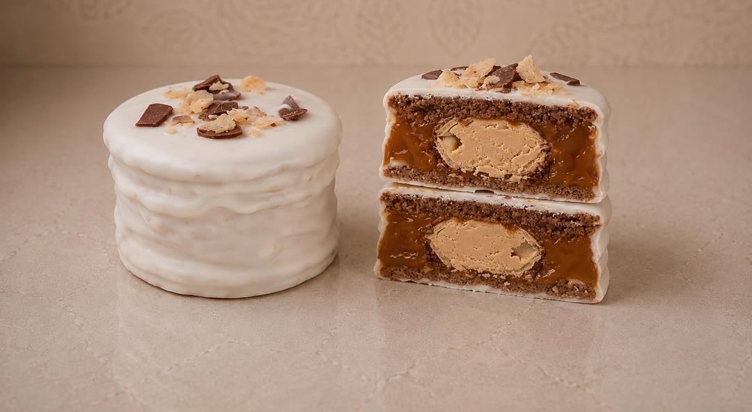 Alfajor relleno de manjar bañado en chocolate blanco — Moizlicious San Joaquín