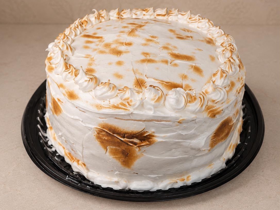 Torta de bizcocho relleno de manjar, cubierta con merengue italiano tostado — Moizlicious San Joaquín